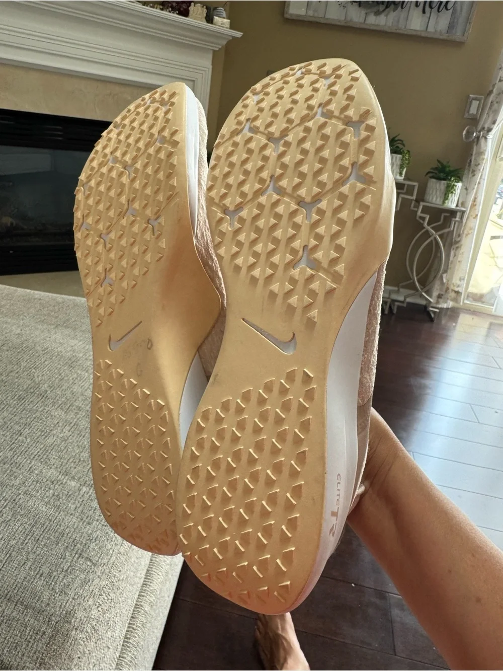 new Nike Women’s Blush Pink Lightweight Running Sneakers size 11